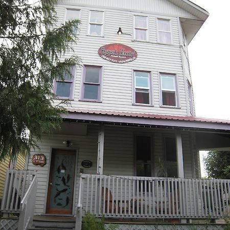 Poppi'S Guesthouse Revelstoke Exterior photo