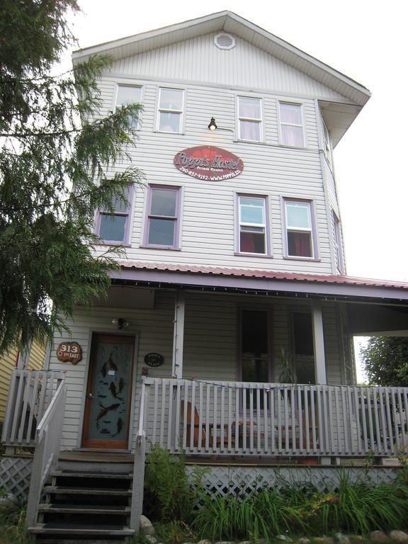 Poppi'S Guesthouse Revelstoke Exterior photo