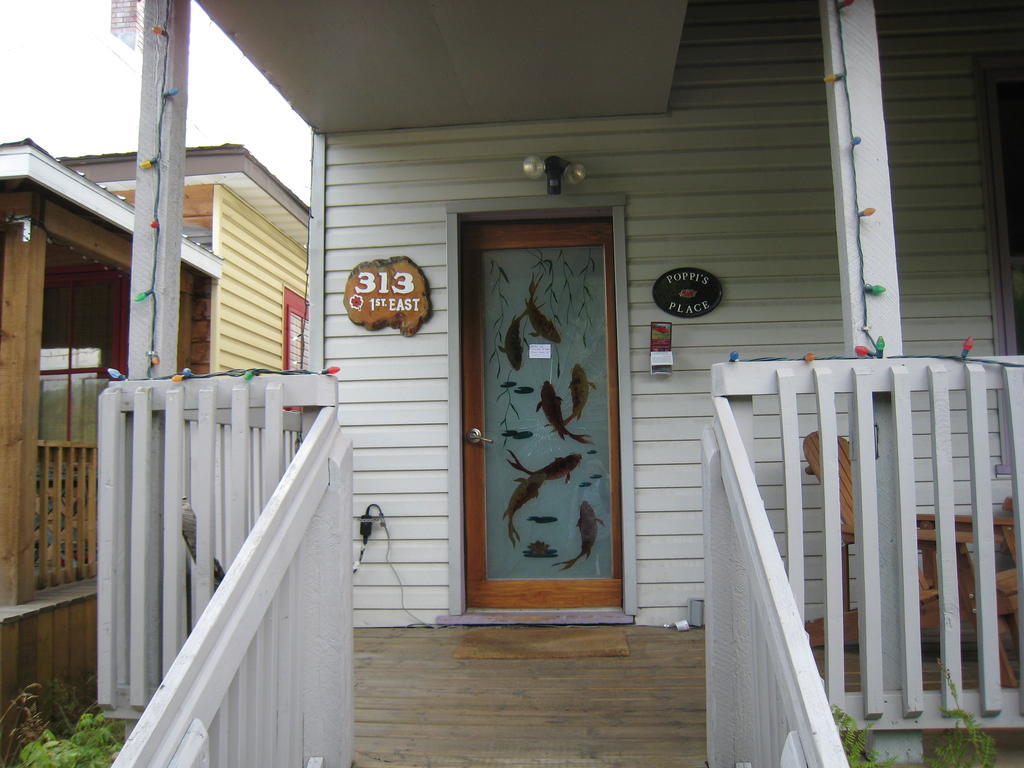 Poppi'S Guesthouse Revelstoke Exterior photo