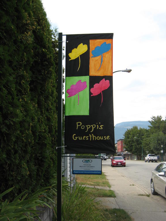 Poppi'S Guesthouse Revelstoke Exterior photo